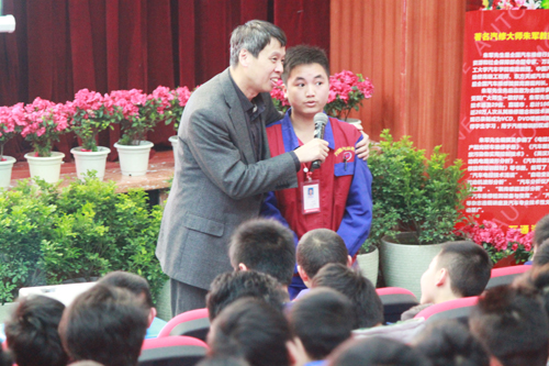 ܊_̫ԭf(wn)ͨ܇W(xu)УƸ